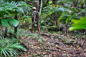 mahe, seychelles 8.04.2023 trois Frere naturaleza camino, rasta hombre caminando arriba el naturaleza camino, mahe, seychelles foto