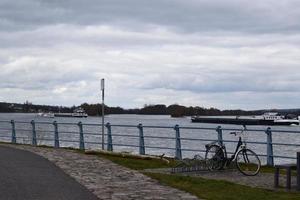 bicicleta a el rin y buques en el agua foto