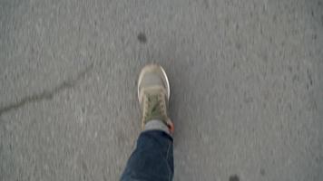parte superior ver de hembra piernas en gris zapatillas caminando en el acera video