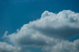 grande blanco nubes ese Mira muy suave en contra el brillante azul cielo. es genial a ver. foto