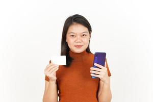 participación teléfono inteligente y blanco banco tarjeta o crédito tarjeta de hermosa asiático mujer aislado en blanco antecedentes foto