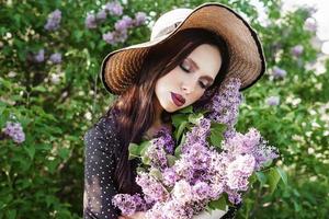 un de moda niña con oscuro cabello, un primavera retrato en lila tonos en verano. brillante profesional constituir. foto