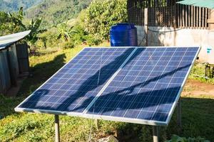 solar células poder estación alternativa poder fuente en el ladera en rural zona de Tailandia foto