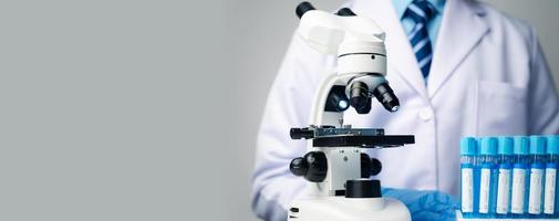 Ciencias laboratorio investigación y desarrollo concepto. microscopio con prueba tubos foto