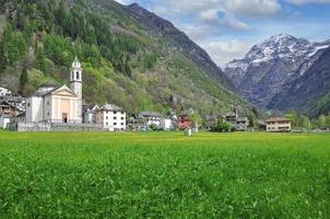 pueblo de sonogno en valle verzasca,ticino cantón, suiza foto