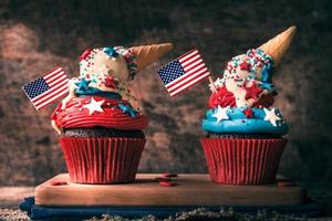 servido taza pastel con Estados Unidos bandera foto