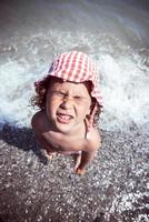 niña en la playa foto