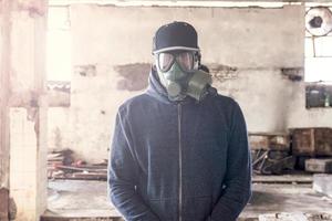 hombre con gas máscara foto