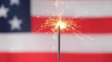 sparkler mot USA flagga. oberoende dag firande, fjärde av juli video