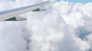 hermosa nube y ala de avión desde ventana con un bonito azul cielo video