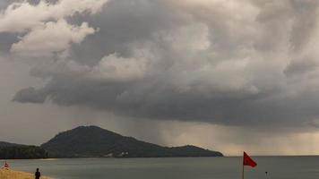 raggi di sole attraverso tempestoso grigio nuvole al di sopra di il mare video