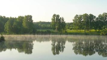 paisaje timelapse con niebla matutina en el lago del bosque video