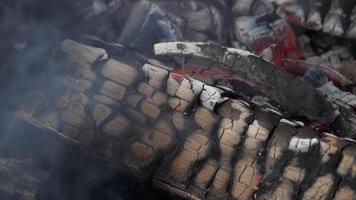 chamas ardentes no carvão para churrasco em câmera lenta video