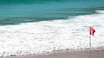 onde di marea nell'oceano vicino alla spiaggia di nai harn video