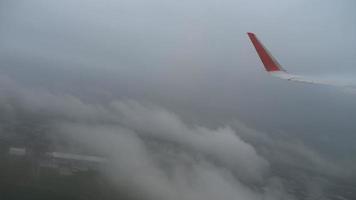 visie van vliegtuig Aan de luchthaven door de venster met regen druppels en streams video