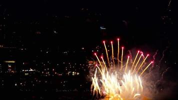 fogos de artifício piscando no céu noturno. video