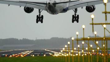 amsterdam, das Niederlande Juli 28, 2017 - - Delta Fluggesellschaften Airbus 330 Landung auf Runway 18r Polderbaan beim Morgen. Schiffshol Flughafen, amsterdam, Holland video