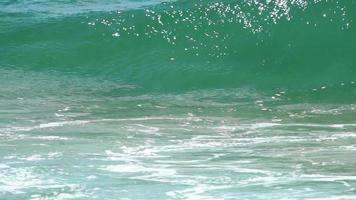vagues turquoises roulées sur la plage de l'île de koh miang, îles similan, ralenti video
