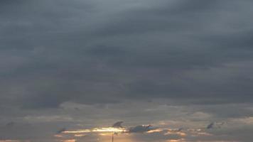 hermosa nublado puesta de sol y anochecer en el costa, lapso de tiempo yate flotante, antecedentes de el ajuste Dom video