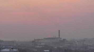 Zeitraffer Sonnenuntergang im das Stadt. Stadtbild, Panorama- Aussicht von industriell Unternehmen video