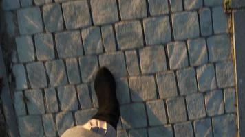 oben Aussicht von weiblich Beine im Stiefel Gehen auf das Bürgersteig video