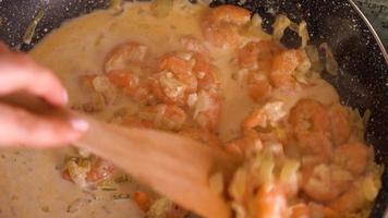 Cocinando camarón en crema de ajo salsa de cerca video