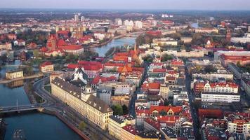 Visão a partir de a altura em a histórico cidade Centro e a odra rio. olhar fixamente miasto, Wroclaw, Polônia video