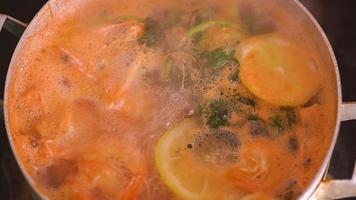Shrimps are cooked in a saucepan with lemon and spices video