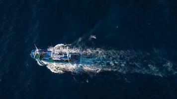 parte superior ver de un pescar barco navegación en el atlántico Oceano video