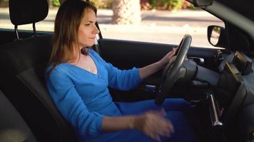 Frau ist wütend und verärgern, weil ihr Auto Pleite Nieder video