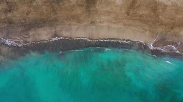 oben Aussicht von das Wüste Strand auf das atlantisch Ozean. Küste von das Insel von Teneriffa. Antenne Drohne Aufnahmen von Meer Wellen erreichen Ufer video