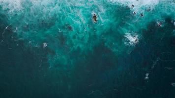 topp se av en folktom svart vulkanisk strand. kust av de ö av teneriffa. antenn Drönare antal fot av hav vågor nå Strand video