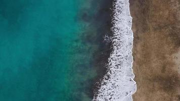 oben Aussicht von das Wüste Strand auf das atlantisch Ozean. Küste von das Insel von Teneriffa. Antenne Drohne Aufnahmen von Meer Wellen erreichen Ufer video