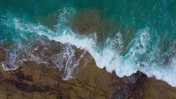 superiore Visualizza di il deserto spiaggia su il atlantico oceano. costa di il isola di tenerife. aereo fuco metraggio di mare onde raggiungendo riva video