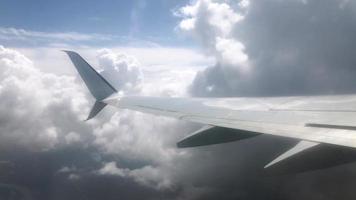 Flugzeug Flügel im das Wolken. Aussicht von das Fenster von das Flugzeug video