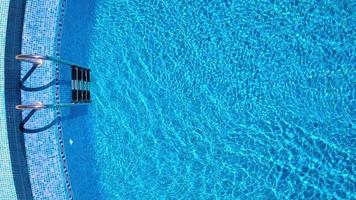 vista dall'alto a partire dal un' fuco al di sopra di il superficie di il piscina video