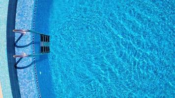 Draufsicht von ein Drohne Über das Oberfläche von das Schwimmbad video