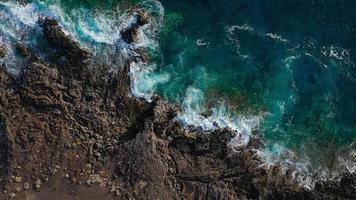 superiore Visualizza di un' abbandonato costa. roccioso riva di il isola di tenerife. aereo fuco metraggio di mare onde raggiungendo riva video