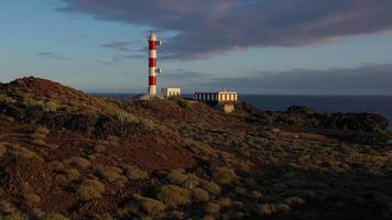 Visualizza a partire dal il altezza di il faro faro de rasca, natura Riserva e buio nuvole a tramonto su tenerife, canarino video