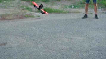 fpv Freistil Drohne bekommen bereit zu nehmen aus. schleppend Bewegung video