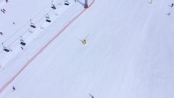 sciare pendenza - sciare sollevare, sciatori e snowboarder andando fuori uso. aereo Visualizza video