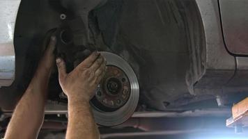 auto rem schijf en rem stootkussens vervanging in de auto reparatie winkel video