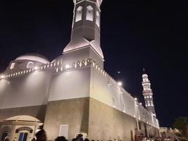medina, saudi arabia, abril 2023 - un hermosa ver de el edificio y minaretes de el quba mezquita en medina, saudi arabia a noche. foto