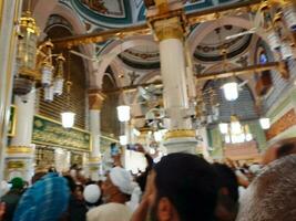 medina, saudi arabia, abril 2023 - musulmán peregrinos son yendo a visitar roza rasool a masjid Alabama nabawi medina foto