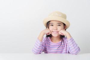 imagen de asiático niño posando en blanco antecedentes foto