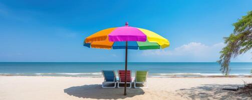 verano sillas y paraguas en tropical mar y playa con azul cielo antecedentes. generativo ai foto
