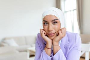 africano musulmán mujer de negocios retrato vistiendo hijab a creativo moderno puesta en marcha trabajo colaborativo abierto espacio oficina foto