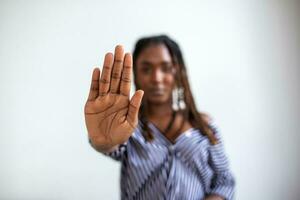 mujer elevado su mano para disuadir, Campaña detener violencia en contra mujer. africano americano mujer elevado su mano para disuadir con Copiar espacio foto