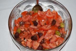 tomate ensalada con aceitunas y pimenton foto