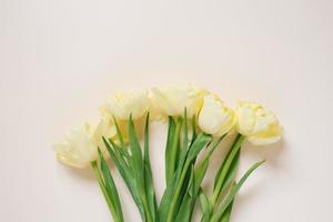 hermosa arreglo de primavera flores amarillo tulipanes flores en un ligero antecedentes. San Valentín día, Pascua de Resurrección, cumpleaños, contento De las mujeres día, de la madre día. plano poner, parte superior vista, Copiar espacio foto
